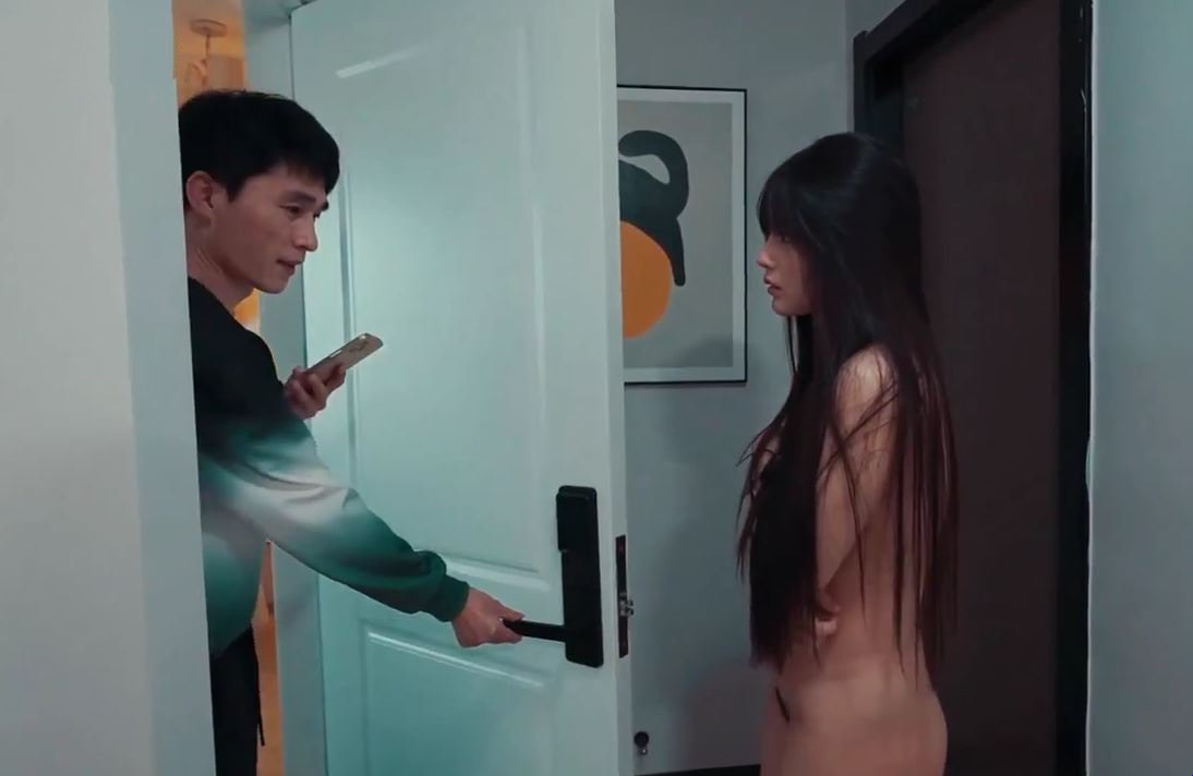 一名妓女的妻子给一名男子发短信，她的丈夫脱光她的衣服并将她赶出家门