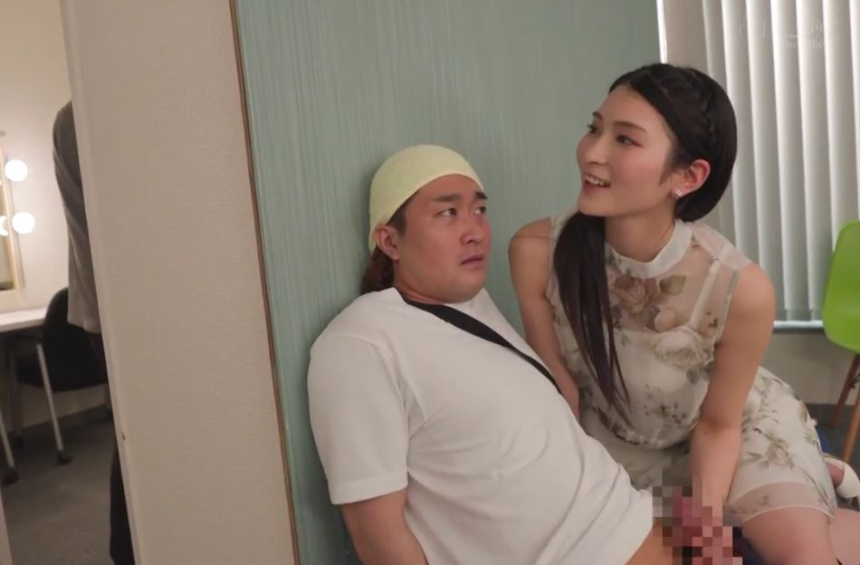 Suzu Honjou tienta a los chicos a relajarse
