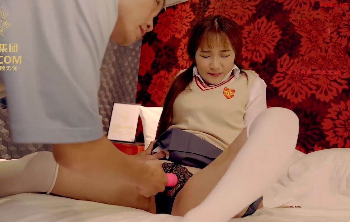 아빠는 갱스터들에게 빚을 지고 있고, 딸이 아빠의 빚을 갚도록 도와준다