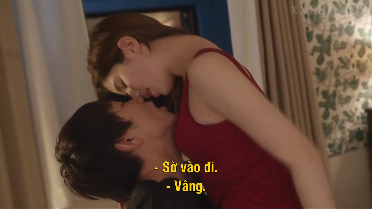 น้องสาวเพื่อนบ้านก็ลามกและชายหนุ่มก็โชคดี